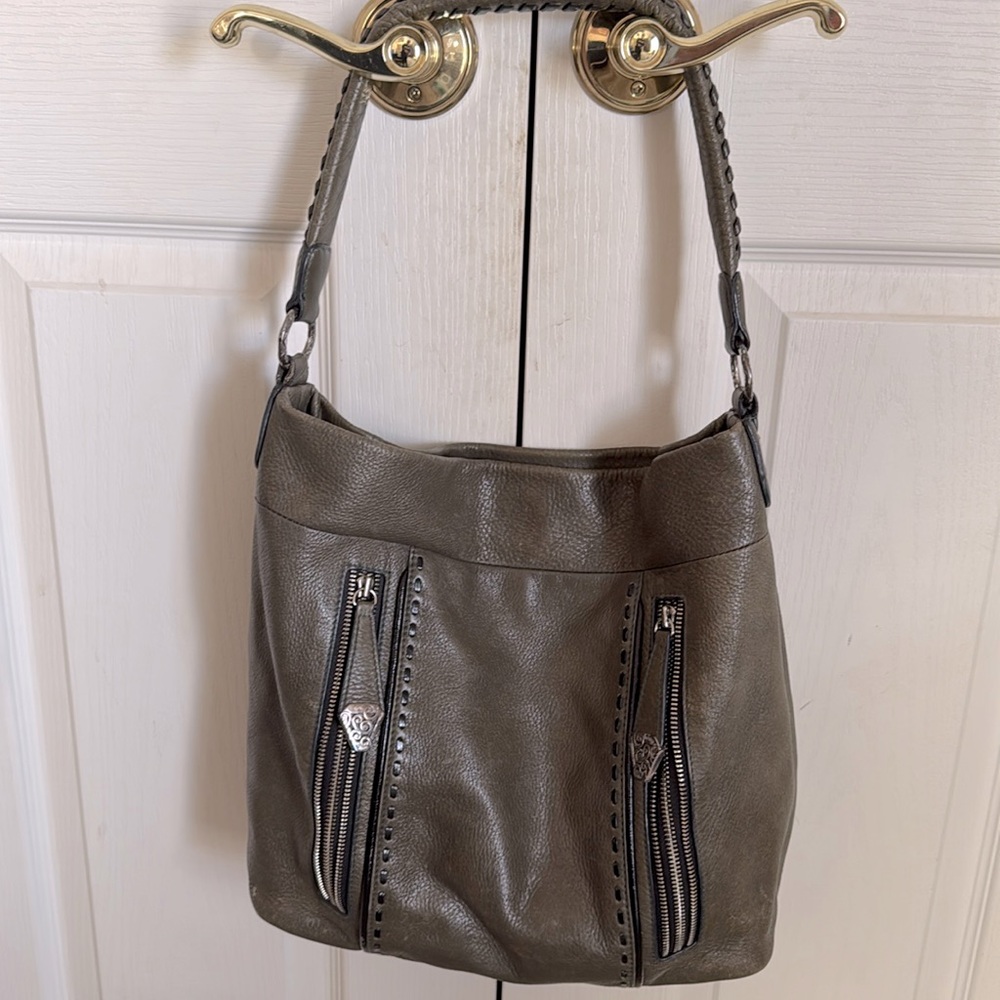 Brighton large shoulder bag
Olive green 
Lots of storage